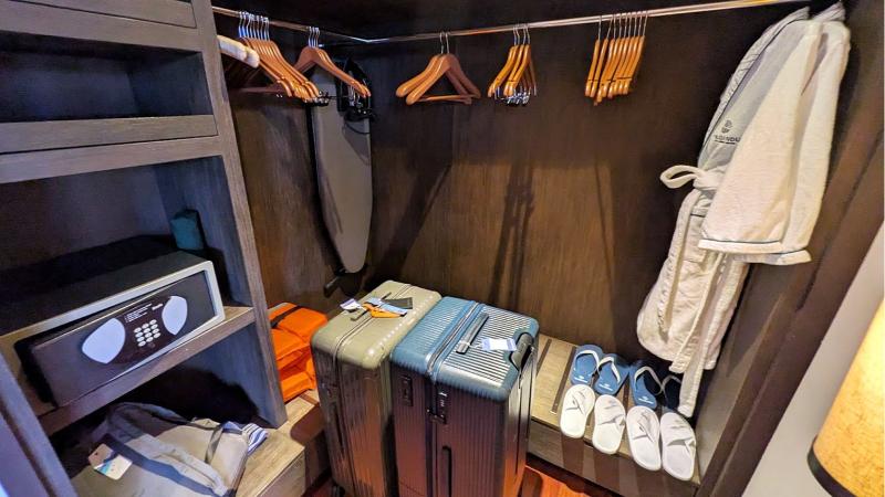 バスローブ、ビーチサンダル、アイロン、セーフティーボックスなど