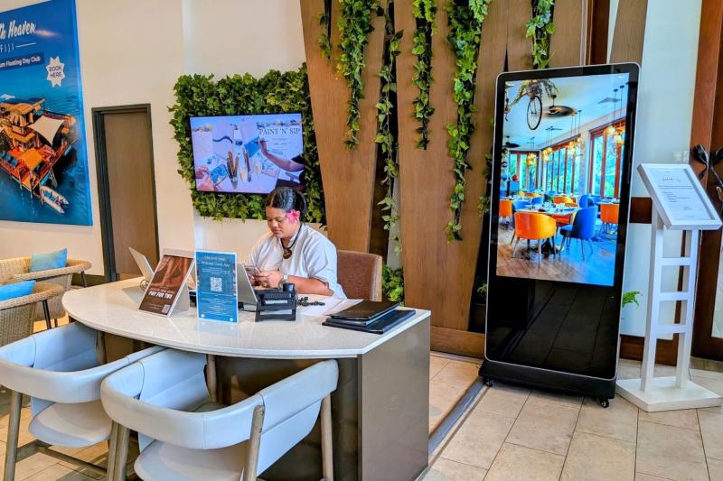 フロントデスクとは別に、ツアーデスクのような場所もあります。こちらのデスクでは、フィジー滞在中にぜひ訪れたい話題の水上レストラン＆バー「セブンスヘブン」の予約も対応しています。