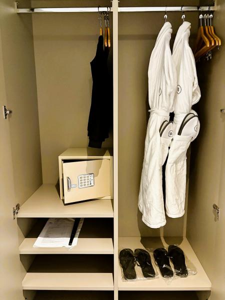スパやプールエリアで利用できるバスローブとスリッパのご用意もあり