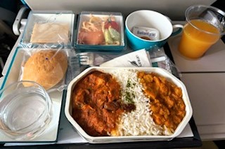 スリランカ航空の機内食。チキンを選びました。辛くてとてもおいしかったです