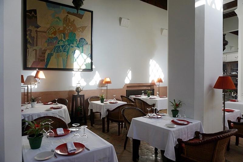 白を基調とした明るいレストランは天井が高く、開放的