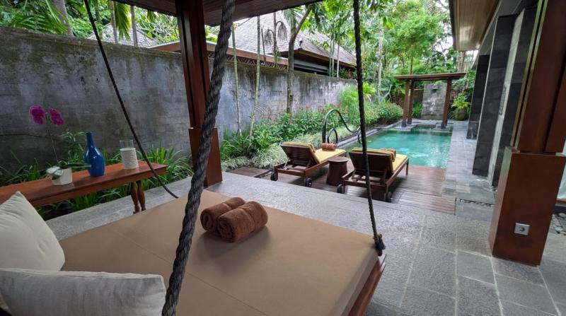 プールやブランコでゆっくりとリラックス