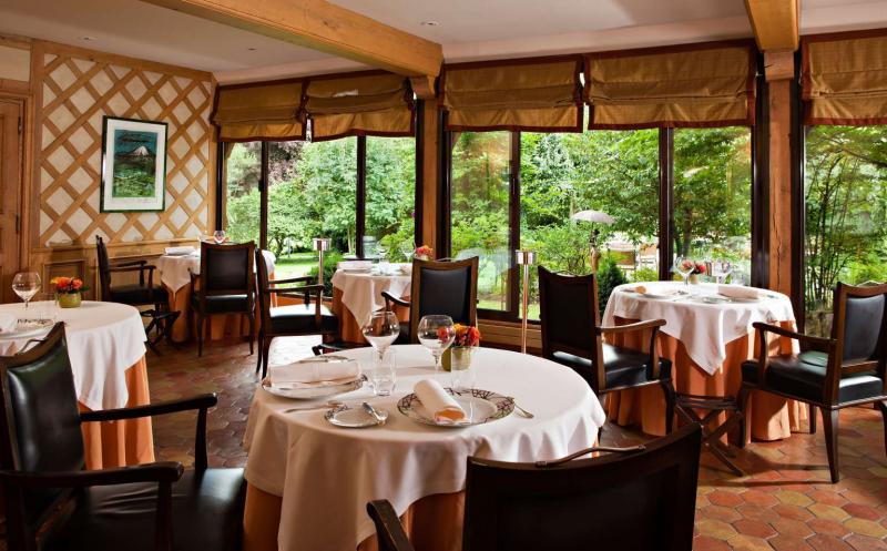 ルレ ベルナール ロワゾー（フランス）ブルゴーニュ地方の小さな村ソリュにあり、天才シェフと呼ばれた故・ベルナール ロワゾー氏の伝統を受け継ぐホテルです。現在もホテル内のレストラン「ラ コート ドール（La Côte d'Or）」では、シェフのパトリック・バートン氏が腕を振るい、ミシュラン2つ星を獲得しているお料理をお楽しみいただけます。