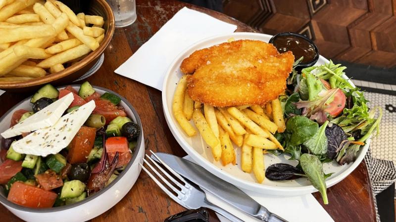 パブでのランチはお手頃価格で美味しい！