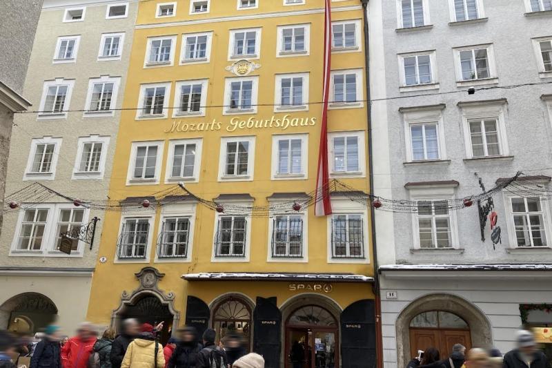 カラフルな黄色の建物が、モーツァルトの生家です