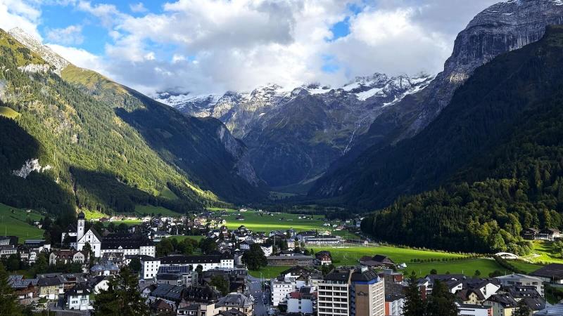 高台から望むエンゲルベルク。とてものどかでピースフルな山間の村です