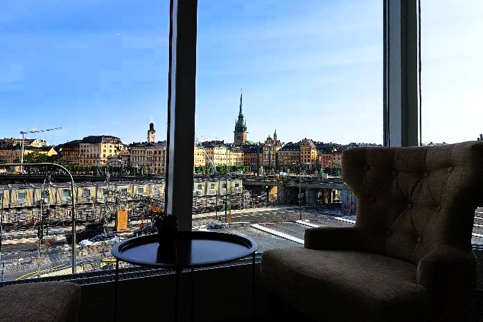 ストックホルムで宿泊したガムラスタン近くのホテル「ヒルトン ストックホルム スルッセン」の朝食会場の窓から