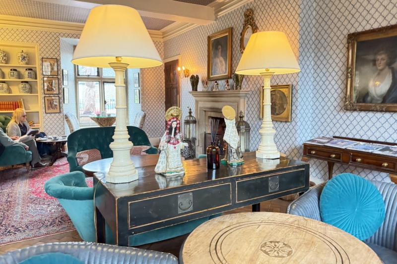 バーのすぐ隣には華やかなラウンジスペース