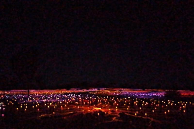 色とりどりの電飾が夜明け前の大地に輝く