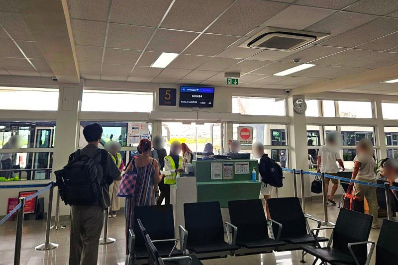 ゲートからバスに乗り、タラップへと移動します