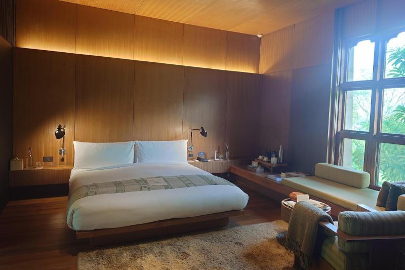 ベッドとシッティングスペース