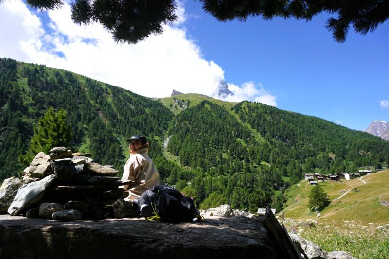 スイスの大自然の中でのハイキング