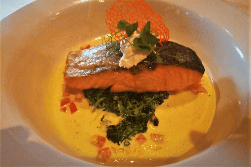 鮭のムニエル、ここのレストランのソースはどれも想像以上の味や風味を楽しませてくれます