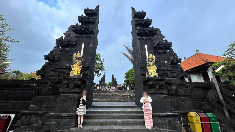 タナロット寺院の門でガイドさんが人のいないタイミングで写真を撮ってくれました。断崖に立つ寺院がバリらしさ満点でした。ガイドさんがバリの寺院について案内してくださったので、文化も学ぶことができました