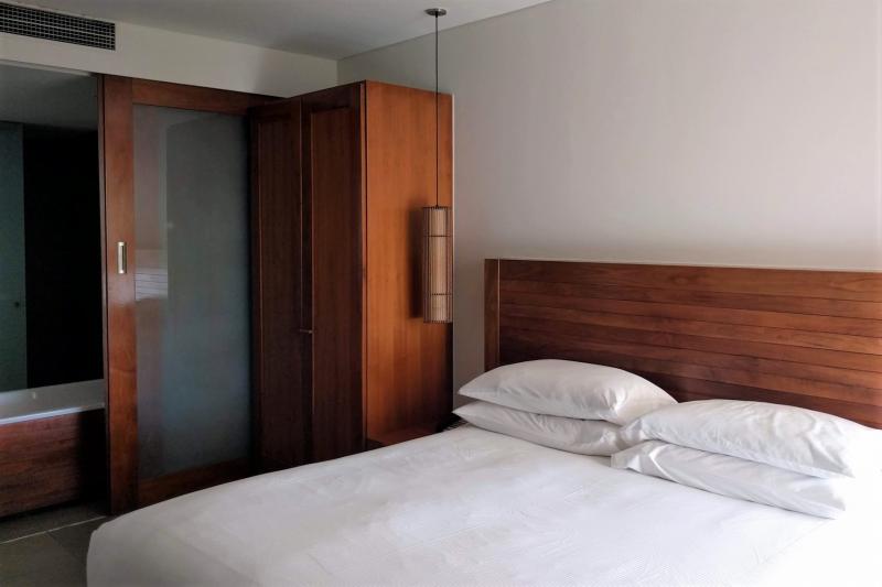 シンプルなベッドルームですが、奥にはバスタブが！ 海外ホテルならではのデザインではないでしょうか♪
