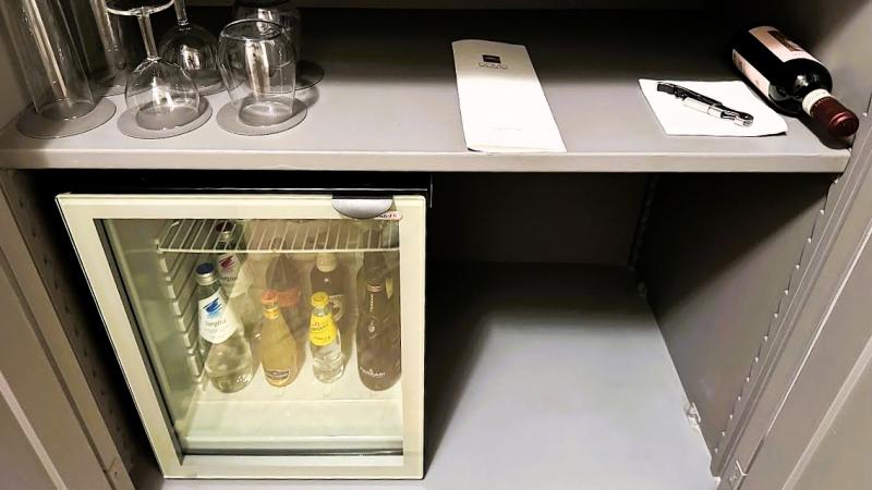 ミニバーのドリンクは有料です