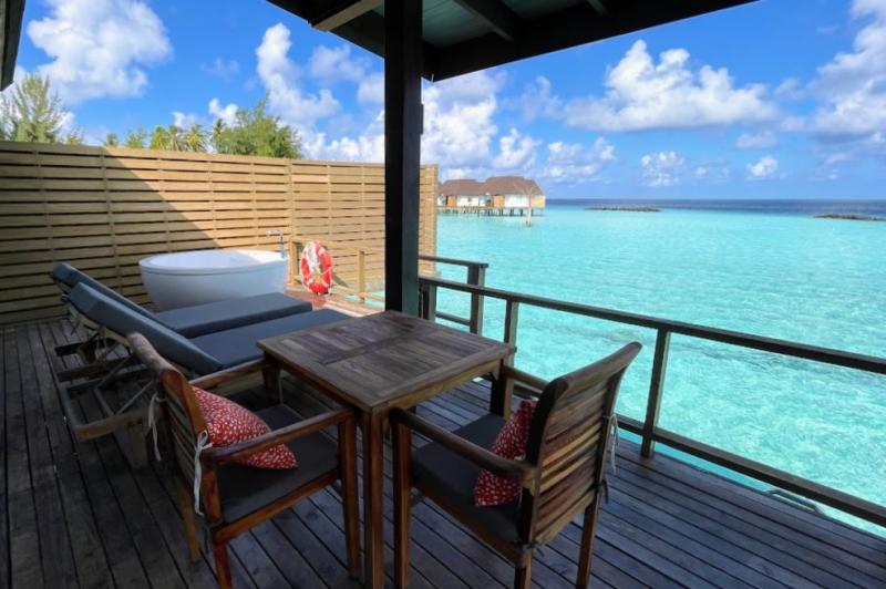 デッキの奥にはジャグジーがあります