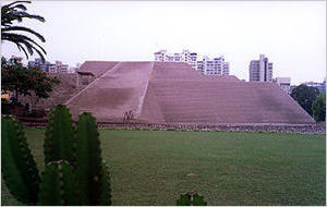 プレ・インカ時代のピラミッド、神殿があります