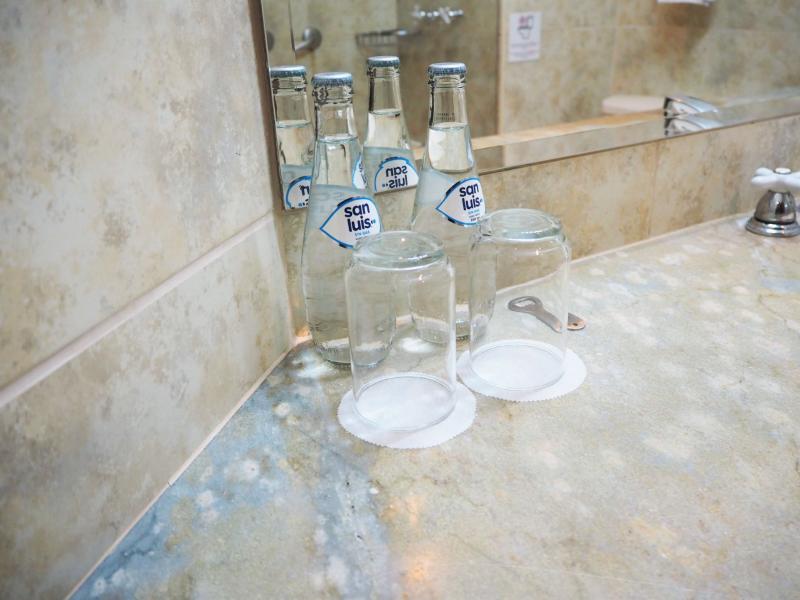 バスルームにある無料でご利用いただけるミネラルウォーターは環境に配慮し、瓶詰で提供されております