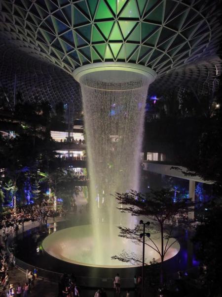 チャンギ空港内の滝