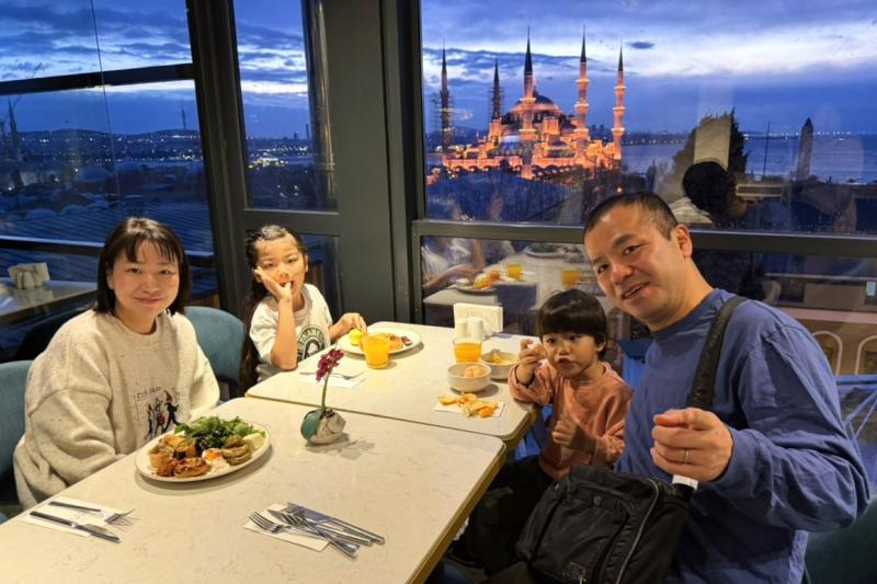 ブルーモスクを望むレストランにて（イスタンブール）