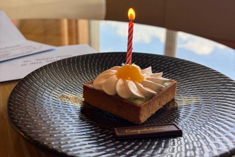散策後、いよいよチェックイン！ リッツカールトンでもお祝いしていただきました。なんと今回の旅行で、4個もハネムーンケーキをいただきました！ 