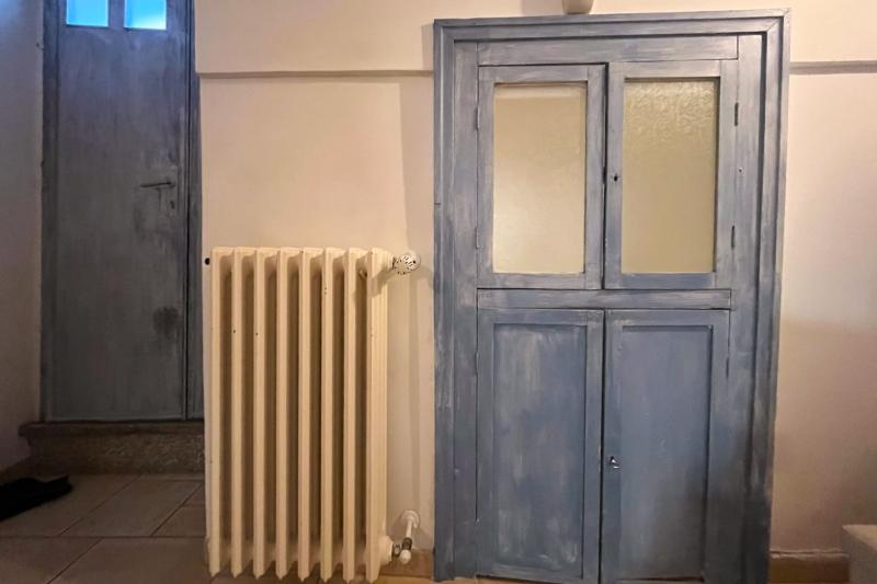 室内のブルーの扉を開けると冷蔵庫があります