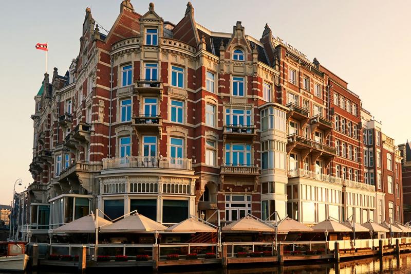 ＜3ミシュランキー＞「ドゥルーロップ アムステルダム」は、アムステル川沿いの絶好ロケーションで、観光客の目を引く名門ホテル。歴史ある館内は雰囲気たっぷりなのに、お部屋はスタイリッシュで使いやすく、初めての方でも居心地◎。星付きレストランやスパも揃っていて、観光もホテル時間もどちらも満喫できます。ワンランク上のご褒美ステイにぴったりです！（写真：©De L' Europe Amsterdam）