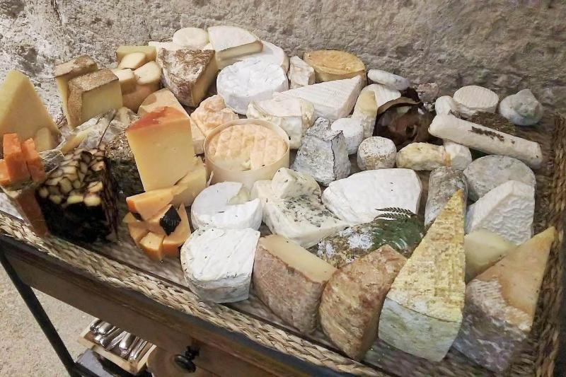 チーズは食後に食べるのがフランスの習慣。ワゴンには見たことのない種類のチーズがたくさん！