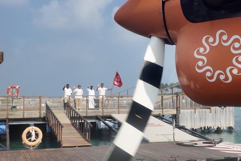 さようなら！ 皆で手を振ってくれました