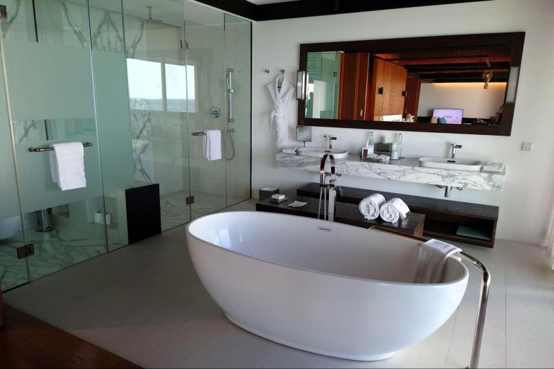  開放的なバスタブ