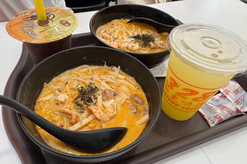 シンガポール名物その2。ラクサ。ココナッツが効いていておいしかったです