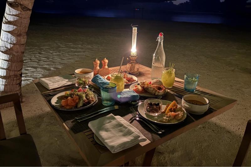 夕食はビーチサイドで
