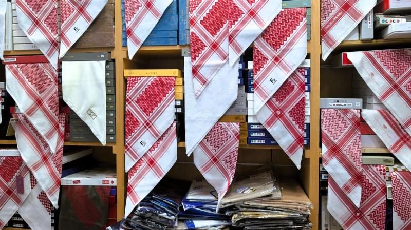 頭に巻いている布のお店も見学しました