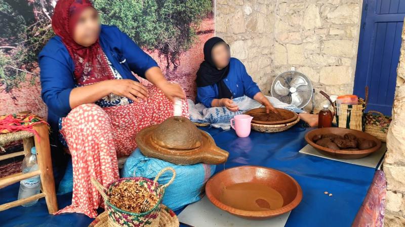 私は、途中トイレ休憩を兼ねて、アルガンオイル工場に案内してもらいました。こちらの写真はアルガンオイル職人さんたちの実演です。作業の歌もあるので歌ってくれました♪