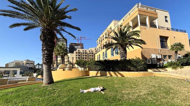 セントジュリアンのホテルの芝で