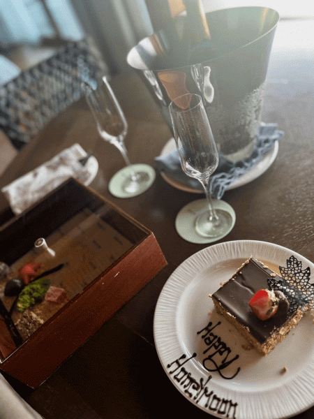 スパークリングワインやハネムーンケーキ