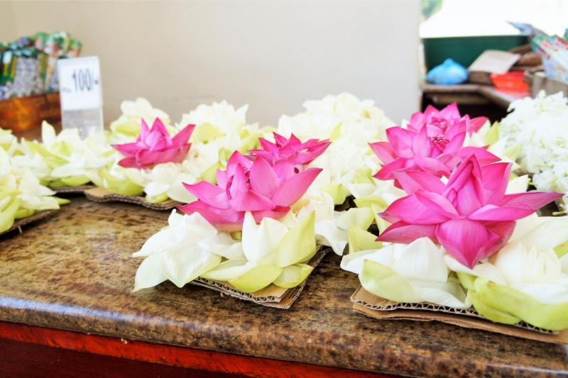 中の祭壇にお供えするお花が100ルピー（約180円）で買うことができます