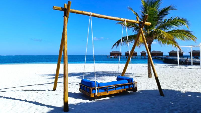 空と海のいろいろな青を感じられる、開放的でフォトジェニックなブランコ