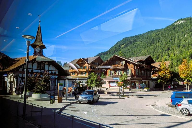 ツヴァイジンメン駅でレール幅の変更のため長めに停車します