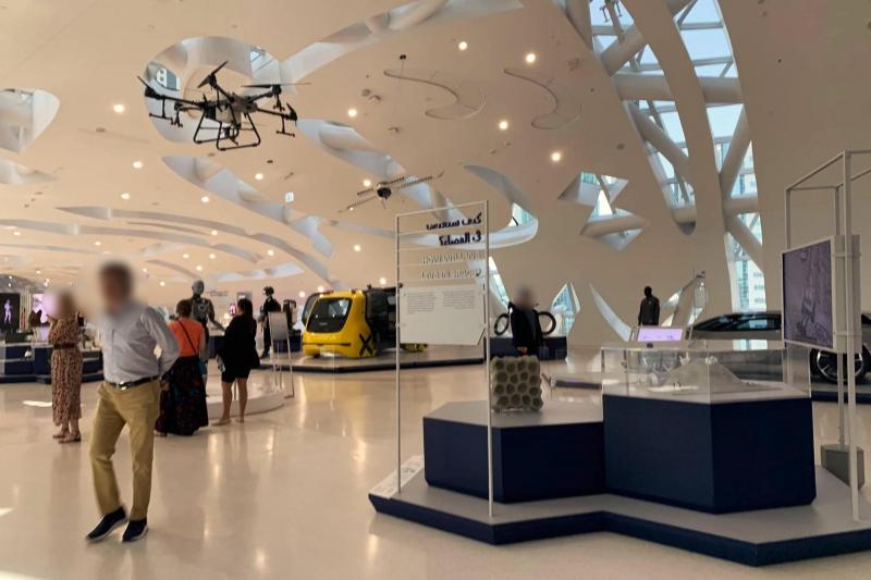 空飛ぶタクシーや未来都市計画など、さまざまな新技術が展示されているフロア