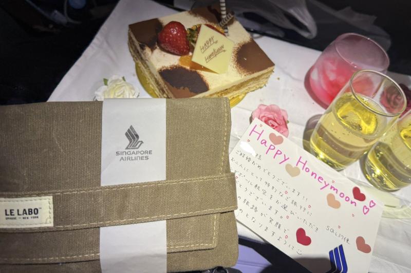行きのシンガポール航空でハネムーン祝いのケーキをいただきました。LE LABO（ルラボ）のアメニティも！