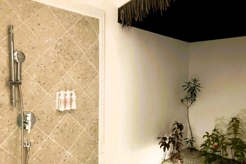 半屋外シャワーは解放感があって好きです（笑） 。扉がなく、シャワーの向きには注意が必要ですが！