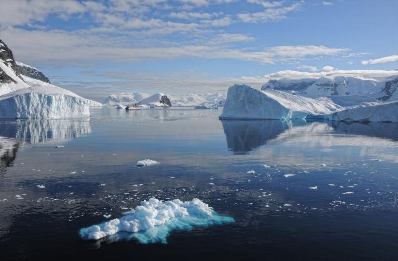■南極氷河の崩落といったダイナミックな自然や、アザラシ、ペンギン、クジラといった野生生物の観賞をお楽しみいただけます。船上から流氷を見るだけでなく、“南極の宝石”と称される人気停留地ハーフムーン島への上陸といったアクティビティもありますので、アクティブな滞在も可能です。ベストシーズン：11〜3月クルーズの旅行日数：9泊〜14泊の長期クルーズが多いです。