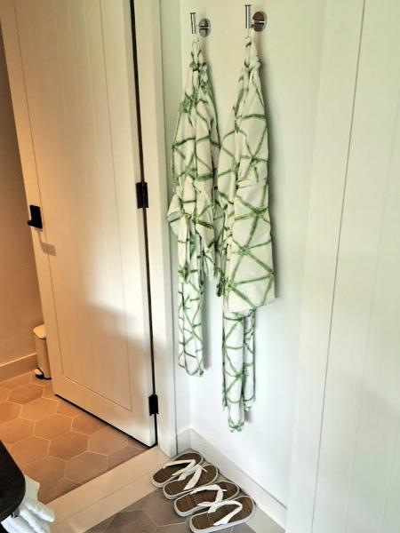 サンダルとバスローブがあります