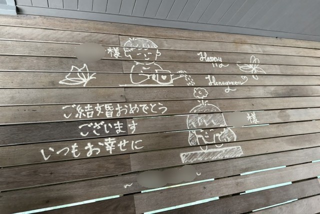 お部屋に帰ると担当バトラーさんからサプライズで素敵なサンドメッセージが描かれてました！ ホスピタリティに何度も感動しました！