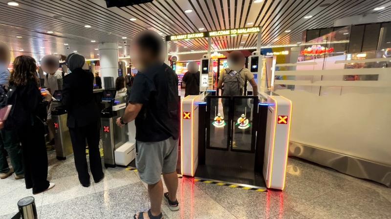 入国電子ゲート