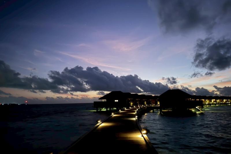 水上ヴィラの夕暮れ