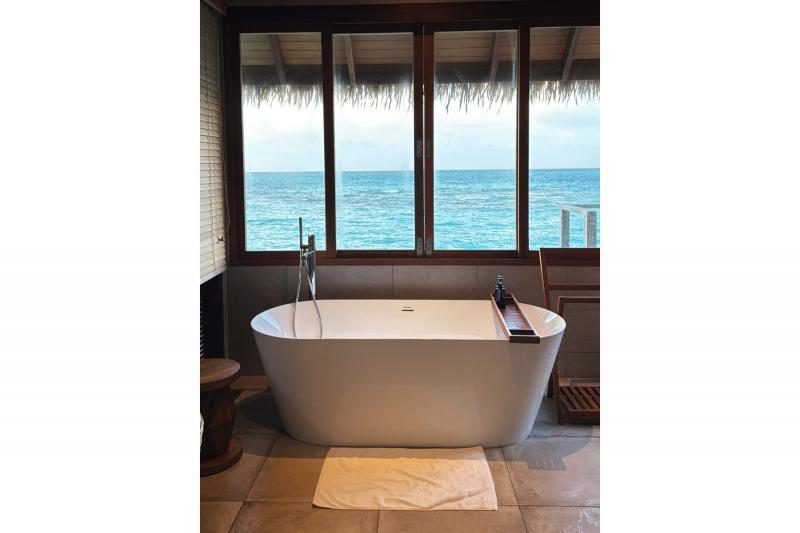 水上ヴィラのバスルームから海の景色