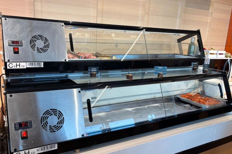 たまたま品薄でしたが、本来は軽食が並んでいます